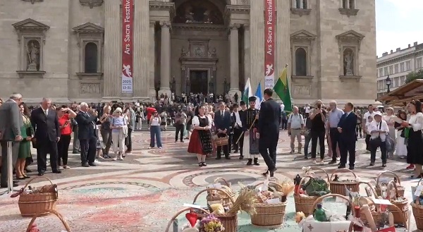 Megtartották a Magyar Értékek Napját a budapesti Szent István Bazilika előtt 